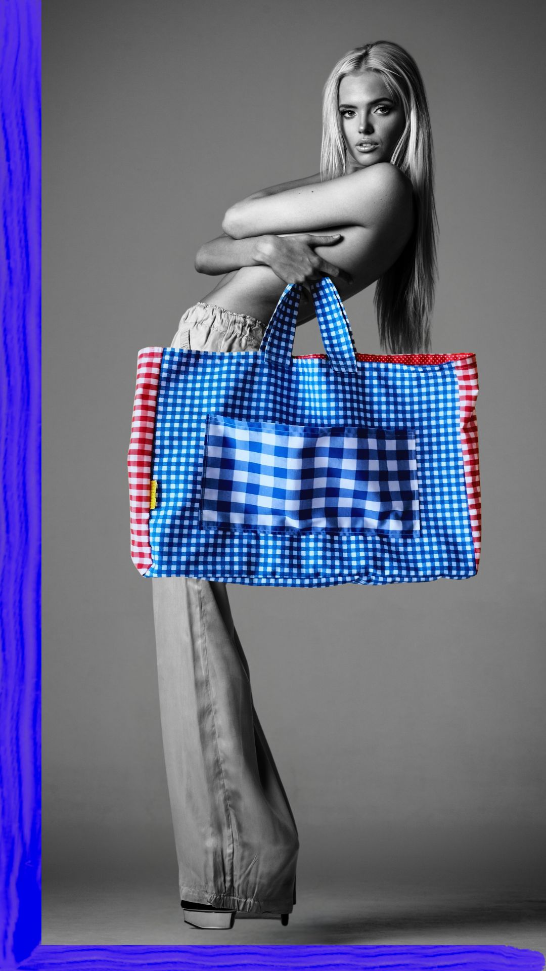 Bolso de playa grande hecho a mano, con estampado de cuadros VICHY en azul y rojo, y un bolsillo exterior.