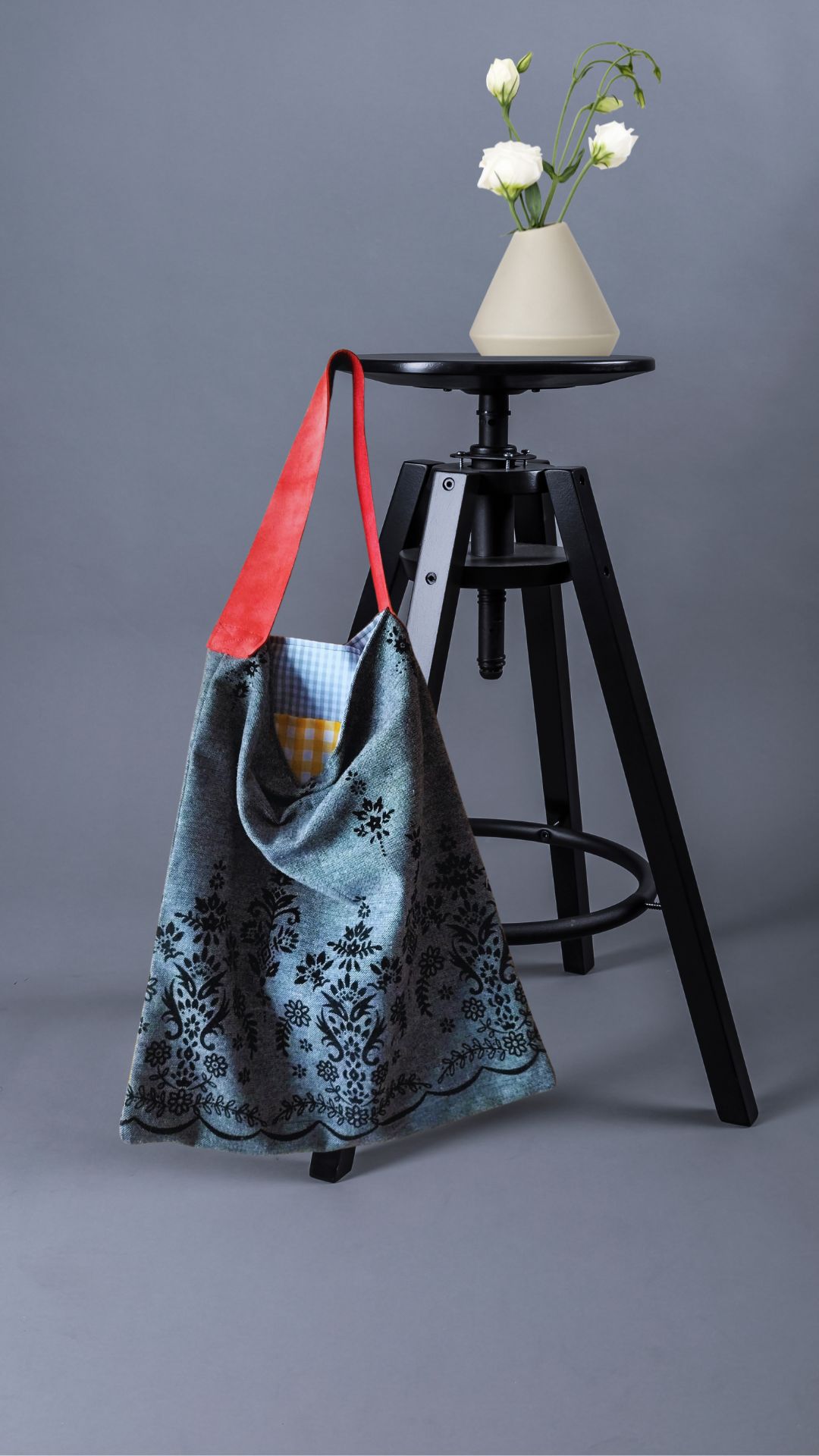 bolso artesanal único hecho a mano telas recicladas relieve floral vichy gris asas ante naranja tote bag sostenible