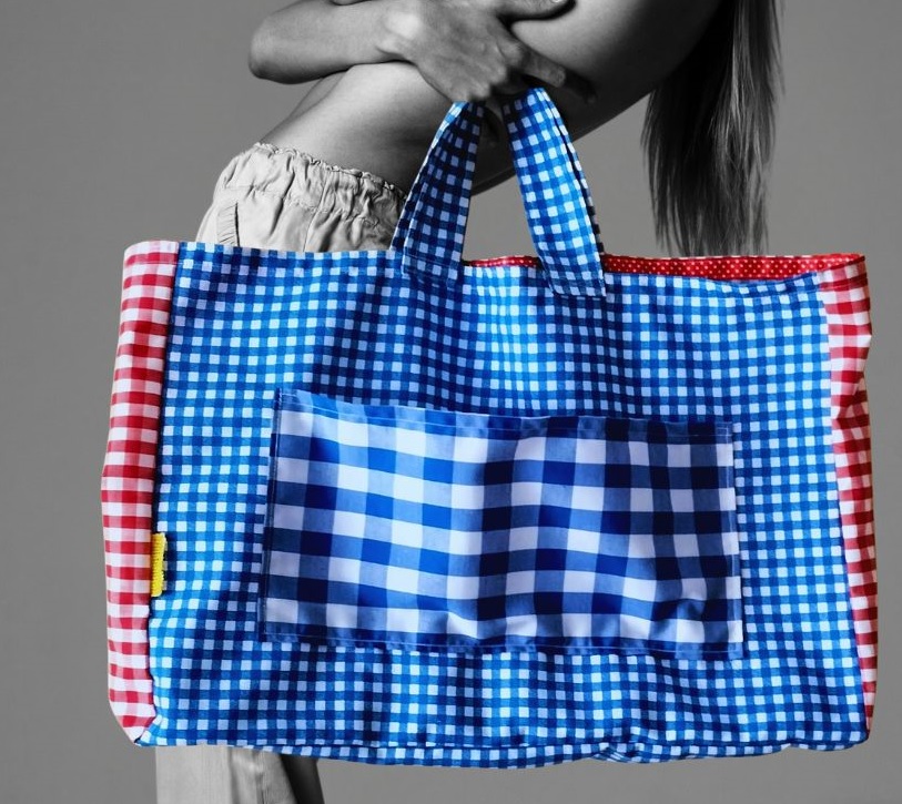 Bolso de playa grande hecho a mano, con estampado de cuadros VICHY en azul y rojo, y un bolsillo exterior.