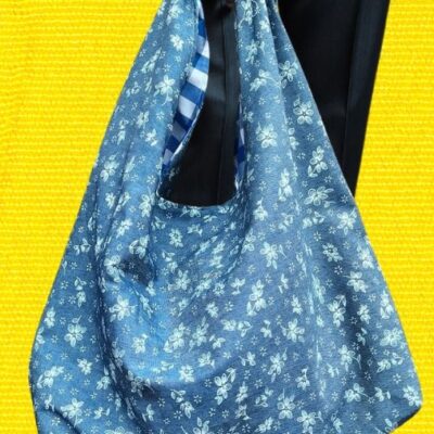 Saco reversible grande hecho a mano. Lado 1: Cuadros Vichy azules y blancos. Lado 2: Estampado floral/cachemir azul vaquero. Sostenible y único